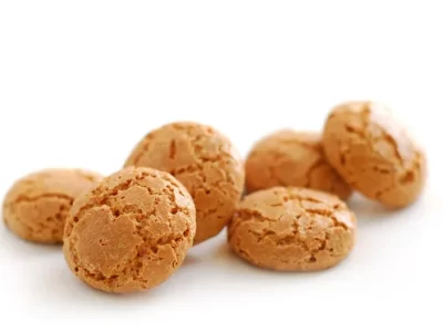 depositphotos_4948762-stock-photo-traditional-italian-almond-cookies-amaretti-1.webp